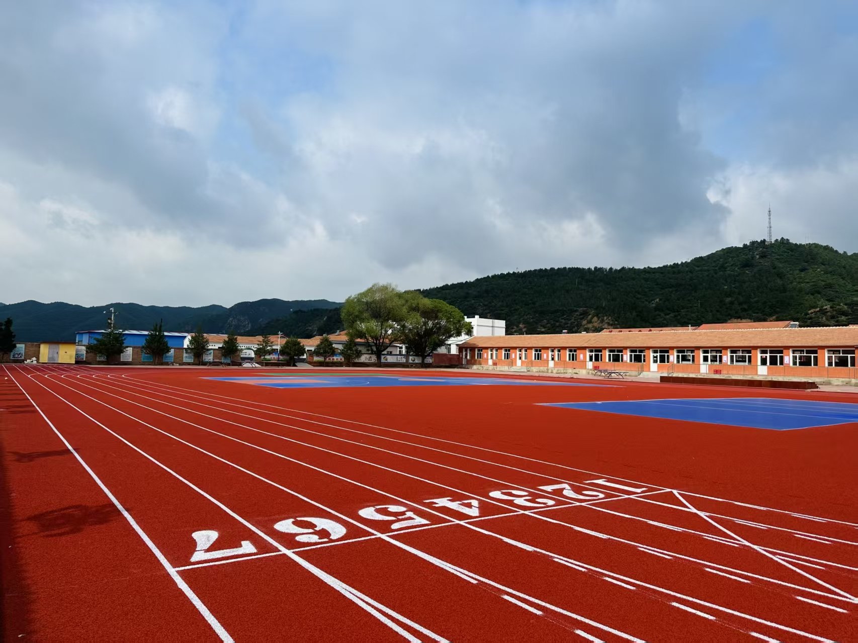 嘉峪关市自结纹塑胶跑道幼儿园塑胶跑道 - 一站式服务
